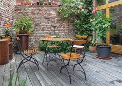 Table et chaises de jardin en bois