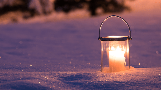 Lanterne hiver neige jardin